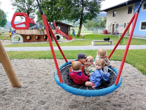 Kinderen op de grote schommel