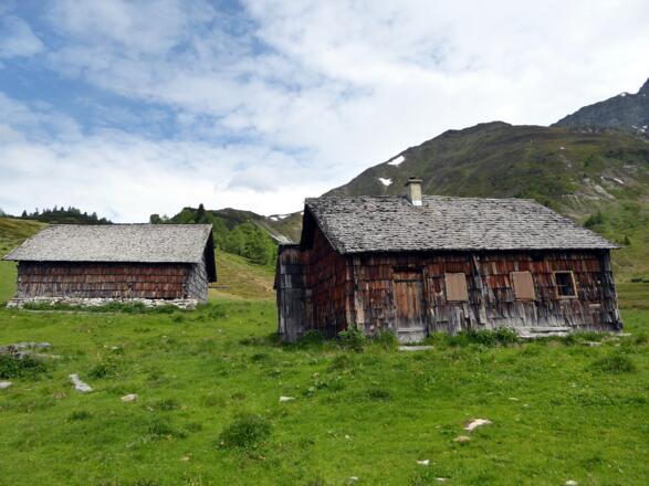 Hinter der unbewirtschafteten Hofbauerhütte ist das nächste Ziel, der Steinmann am Kamm, erkennbar.