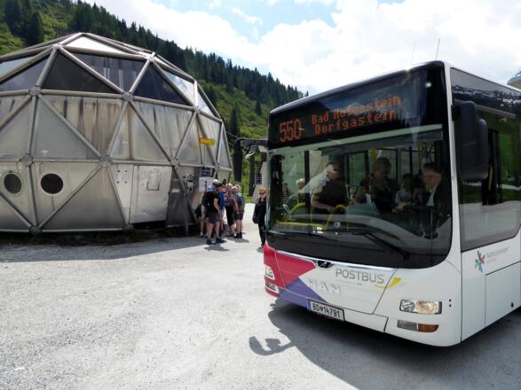 Die Bushaltestelle bei der "Garstenauer-Kugel" in Sportgastein.