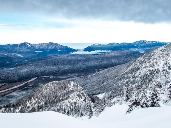 Der Nebel schwappt über den Walchensee.