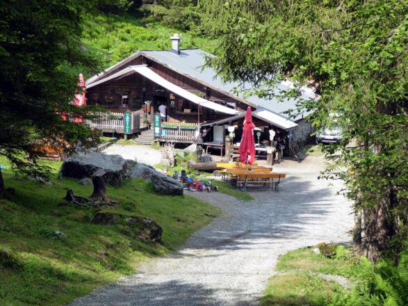 Die Untere und die Obere Astenalm (im Bild) sind beliebte, kinderwagentaugliche Ausflugsziele für die ganze Familie.