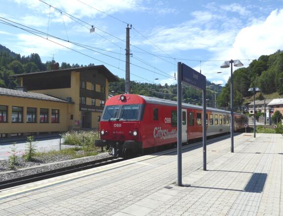 Am Abfahrtsbahnhof Lend halten viele Züge.