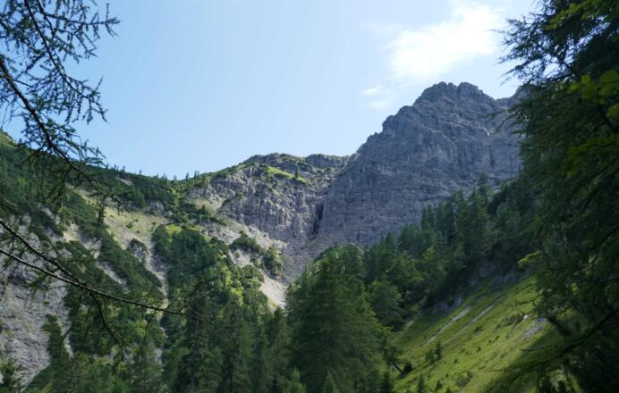 Rückblick in den schluchtartigen Talkessel nordseitig der Krenspitze