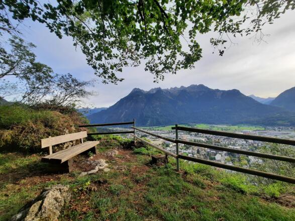 Aussicht genießen auf den Aussichtsplätzen am Montikel