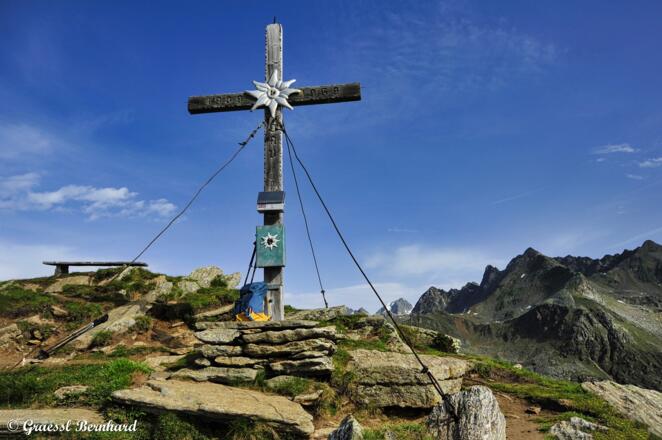 Eintragung ins Gipfelbuch des Straßkopfes (2401m).