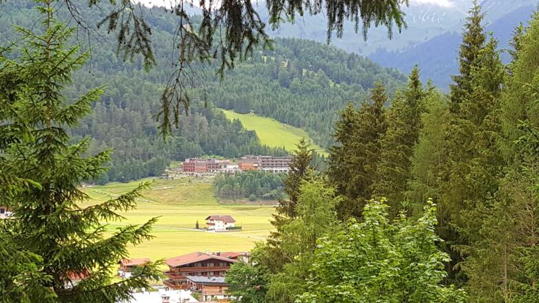 Blick hinüber zum Hotel Kronthaler