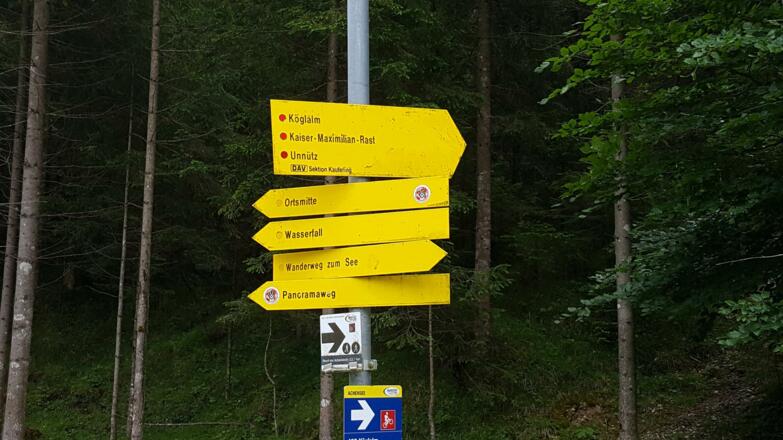 Kurz nach dem Parkplatz kommt die Weggabelung zum Wasserfall und zur Köglalm
