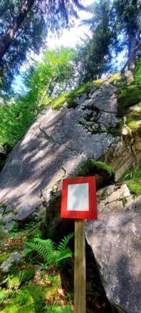 Gekennzeichnete Schutzzone bei Steinschlag