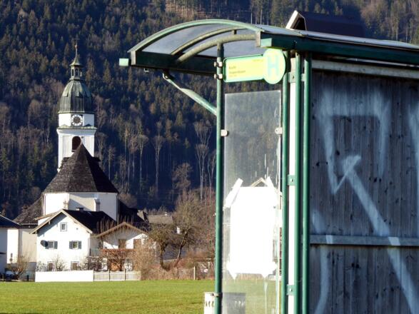 Die Bushaltestelle Kuchl Seppenbauer ist eine erste Einstiegsmöglichkeit, aber auch der Bahnhof liegt nur 10 Gehminuten entfernt.