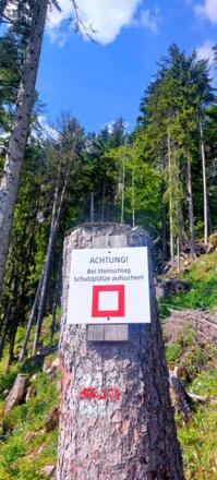 Hinweisschild bzgl. Steinschlag