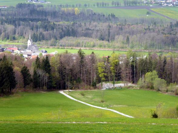 Der Weg führt unübersehbar zum Zielpunkt Puch.