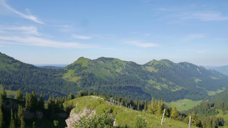 Ausblick vom Heidenkopf zur Nagelfluhkette