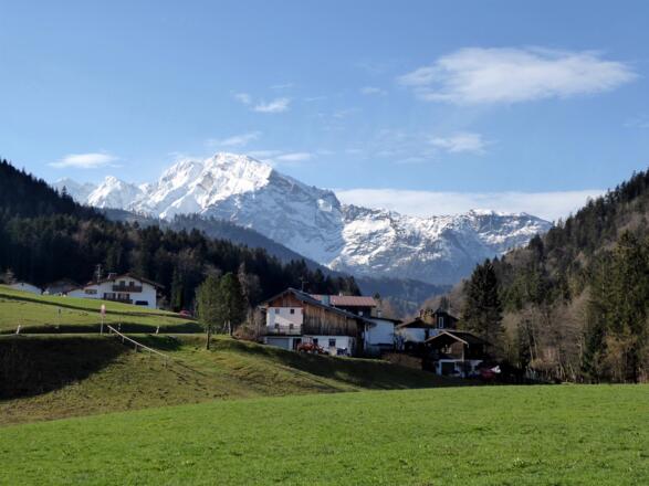 Am Beginn der Wanderung beim Grenzübergang Kranzbichl mit Blick auf den Hohen Göll.