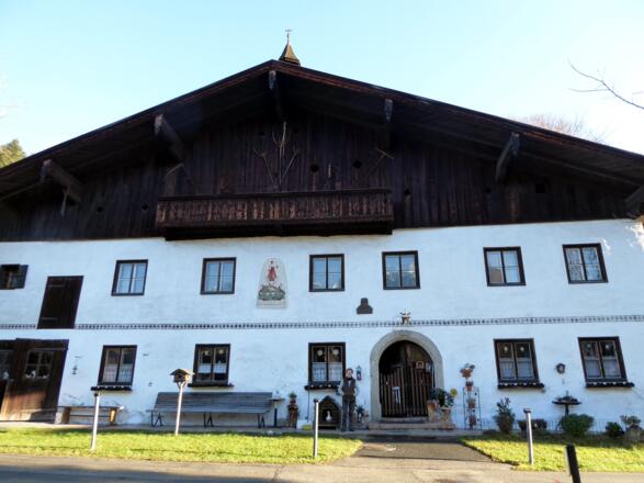 Der stolze Hof Vorderrußegg  in Kuchl-Kellau ist ein 400 Jahre alter Tennengauer Einhof.