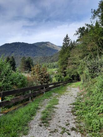 Einstieg in den Wanderweg oberhalb vom Sozialzentrum
