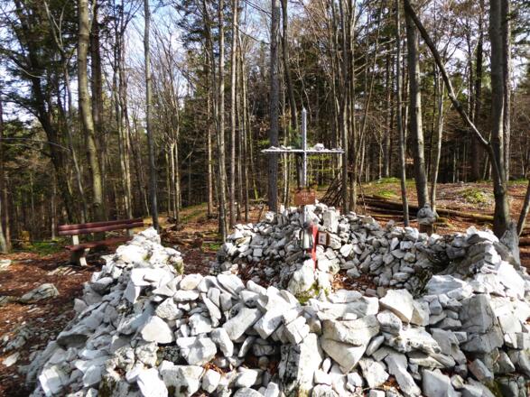 Der Gipfel des Almerberges (726 m) wächst mit jedem Steinchen über sich hinaus.