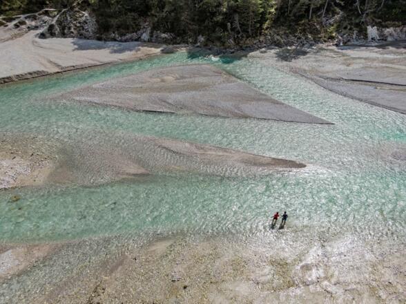 Die junge Isar: zauberhafte Wildfluss-Landschaft im Hinterautal.