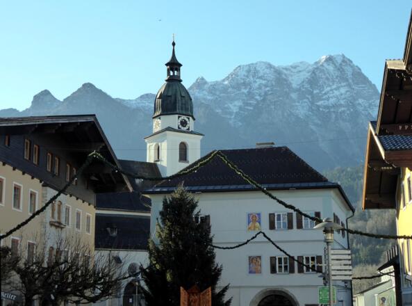 Im malerischen Ortszentrum von Kuchl. Im Hintergrund thront das mächtige Göllmassiv.