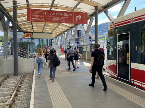Bahnhof Gmunden: Bequemer Umstieg von der Straßenbahn in die Salzkammergutbahn