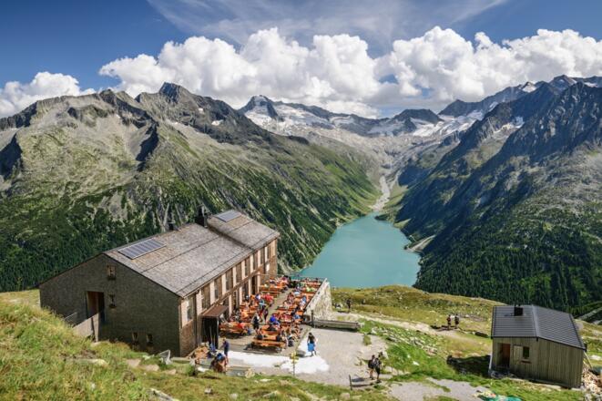 Die Olpererhütte, darunter der Schlegeisspeicher