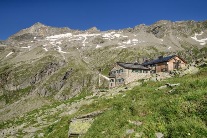 Das Friesenberghaus liegt in den Zillertaler Alpen auf einer Höhe von 2489 Metern
