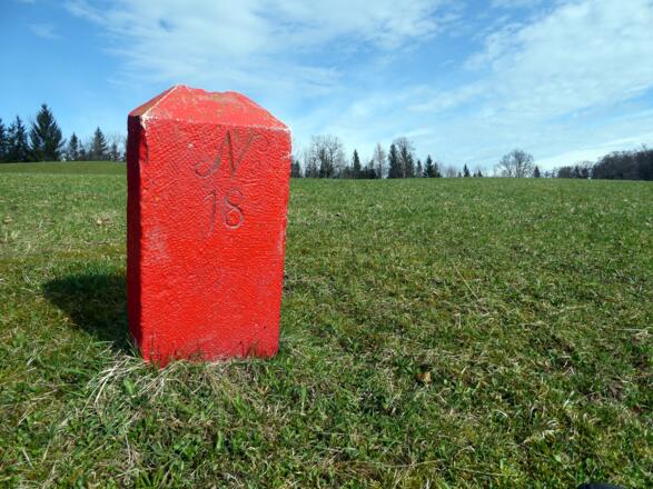 Alte Grenzsteine markieren die Eigentumsrechte kurz vor der Lercheckerwand.