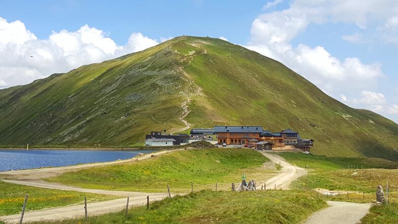 Bergstation der Smaragdbahn, die von Bramberg startet. Im Hintergrund der Wildkogel.