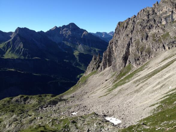 Kurz hinter der Fiderescharte beginnt der aussichtsreiche Krumbacher Höhenweg mit Blick ins Rappenalptal.