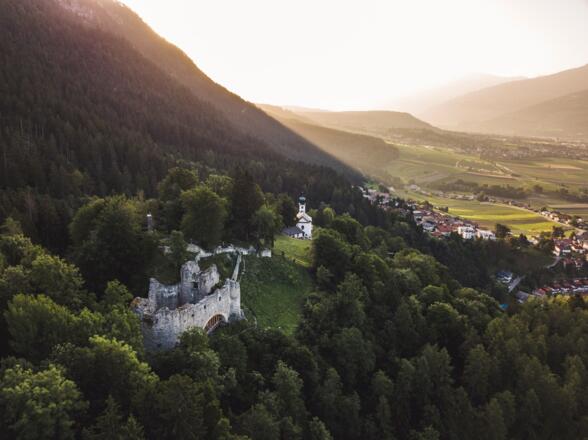 Schlossruine und Romedikirchl