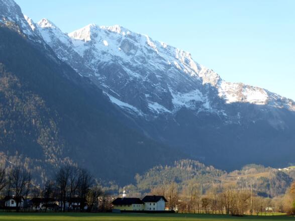 Der Blick von Kellau hinüber zum Hohen Göll. Winzig klein zu seinen Füssen die Nikolauskirche.