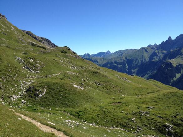Immer wieder schweift der Blick über die Gipfel der Allgäuer Alpen.