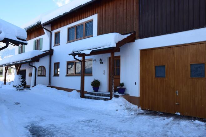 Der seperate Eingang in winterlicher Stimmung