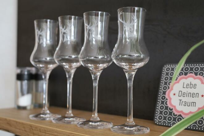 Derf´s a bissl Schnaps sein?