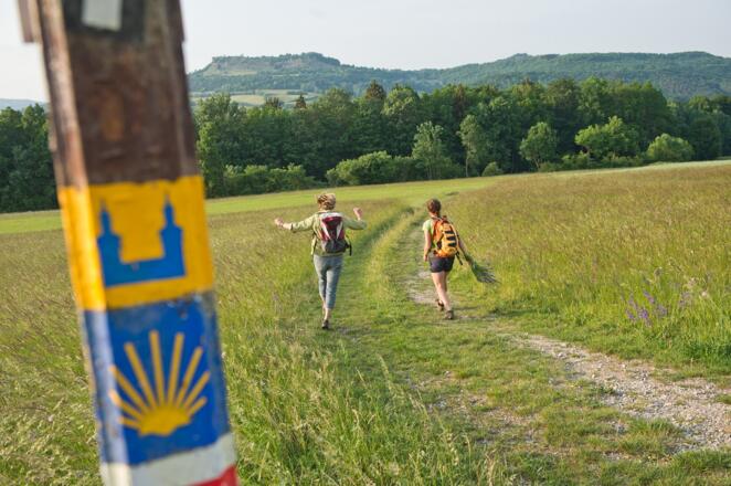 Wanderer am Morgenbühl mit Blick auf den Staffelberg