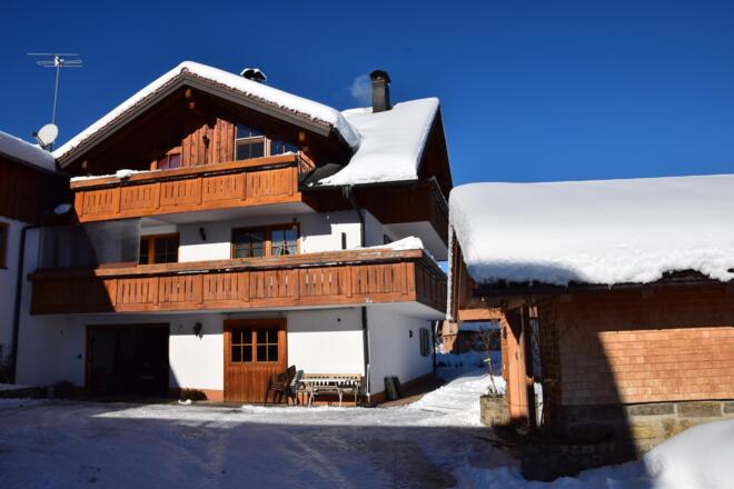 unser Wohnhaus mit Terasse