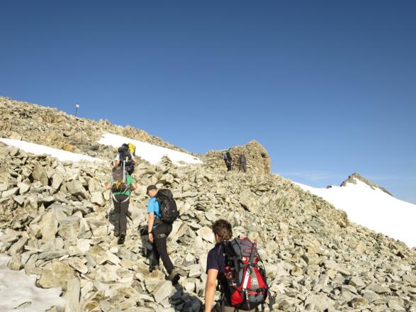 Knapp unterhalb des Signalgipfels, auf ca. 3350 m, steht die Ruine einer ehemaligen Zollhütte.