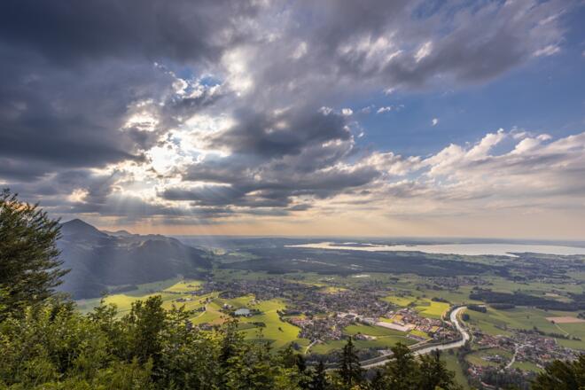 Ausblick über Grassau und den Chiemsee von der Schnapenkirche