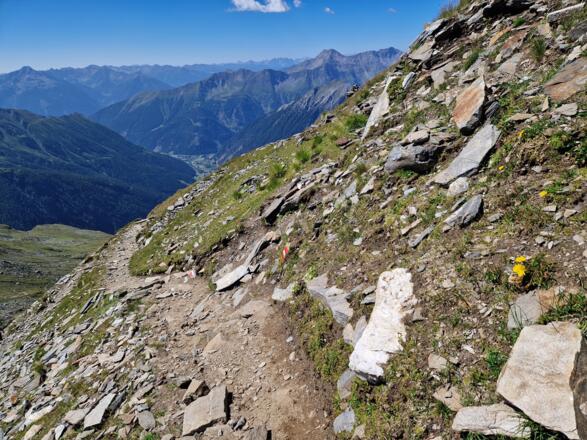 Wir steigen wieder ab Richtung Bergstation und weiter zum Hannoverhaus.
