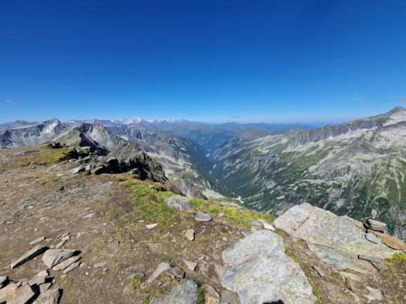 Tolles Bergpanorama auf 2.700m Seehöhe.