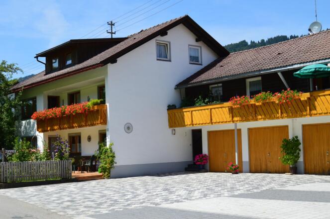 Garagen und Parkplatz
