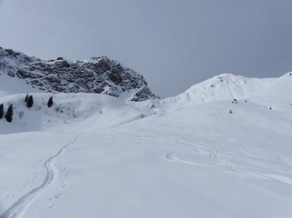 Während des Anstieges schweift der Blick hinauf zur steilen Nordflanke des Gr. Gebra.