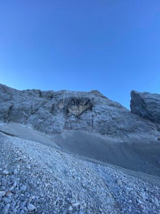 Einstieg zum Klettersteig ist links in der Wand