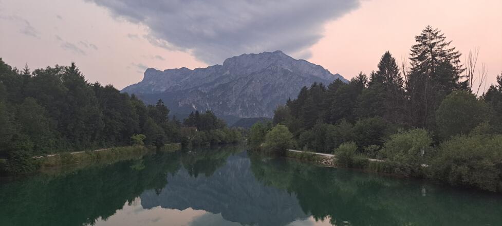 Die Königsseeache, hinten der Untersberg...