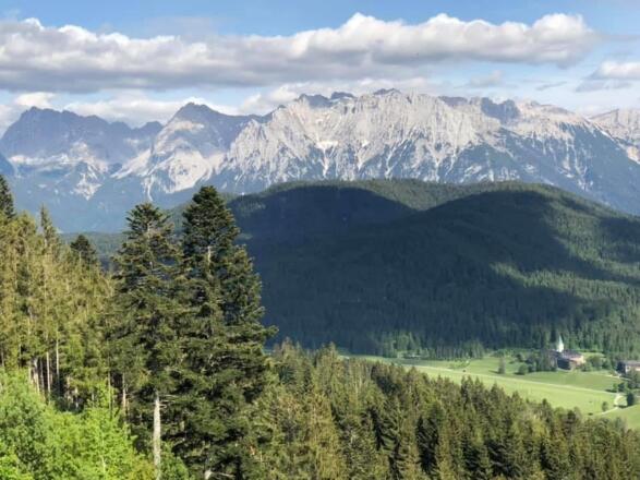 Blick auf Schloss Elmau.