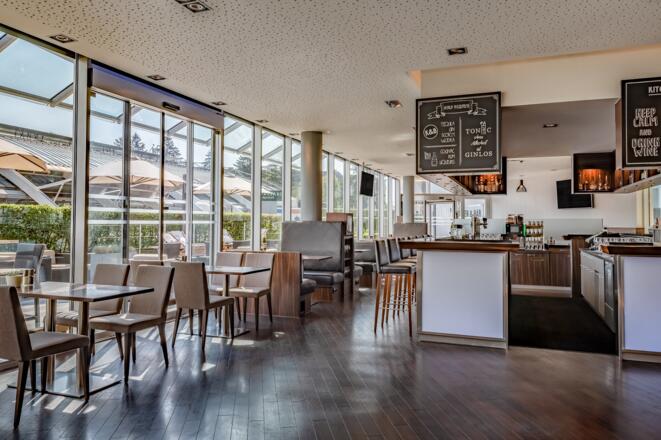 Kitchen & Bar at Courtyard