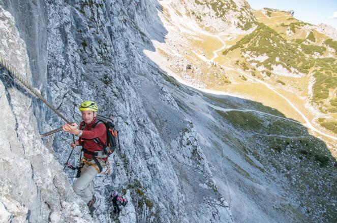Am Pfeiler über dem Mauerläufer-Einstieg wird’s schnell steil. Immer im Blick: die Bergstation der Alp-spitzbahn.