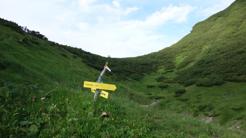 1705 m Sillsattel links unmarkiert auf Pfadspur ab