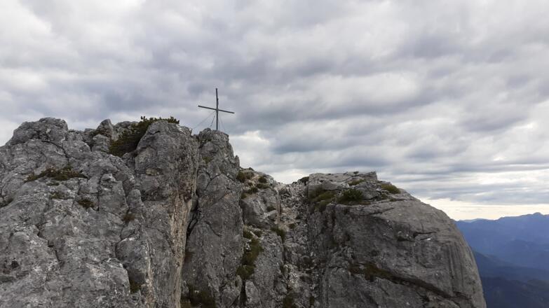 Letzter Gratturm (~1820 m), Scharfen mit Anstiegsrinne rechts vom Kreuz