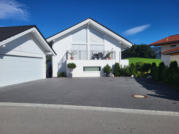 Parkplatzbereich  mit E-Fahrzeugladestation Alpenloft