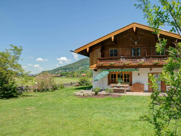 Ferienwohnung Butz in Rottach-Egern - Hausansicht im Sommer
